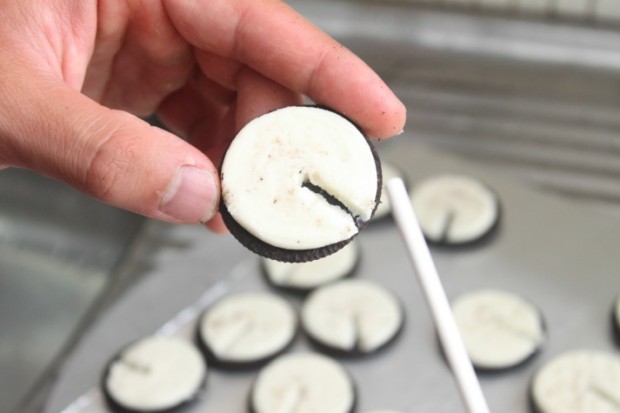 Oreo Cookie Pops: indentations.