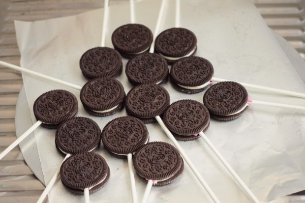 Oreo Cookie Pops: waiting to be chocolate coated!